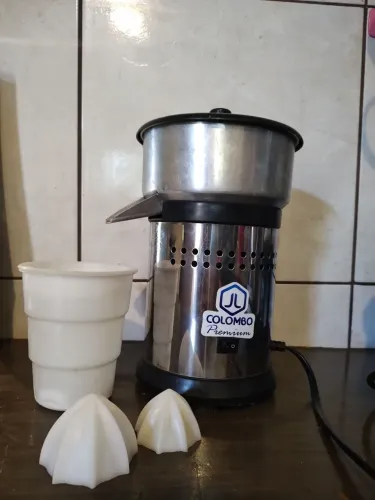 Espremedor industria de laranja e limão para suco. Marca Colombo. Bivolt.