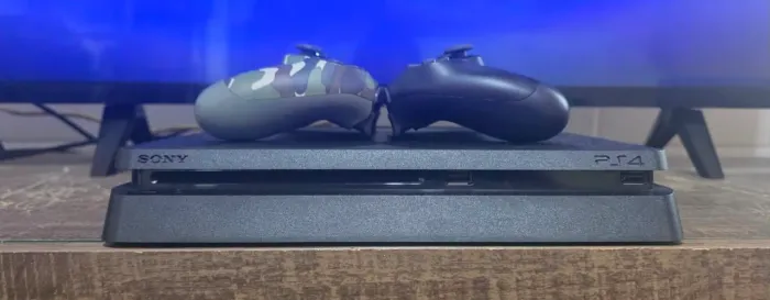 Playstation 4 com 09 jogos.