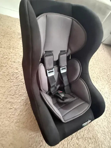 Cadeirinha para automóvel nania, bem conservada.
