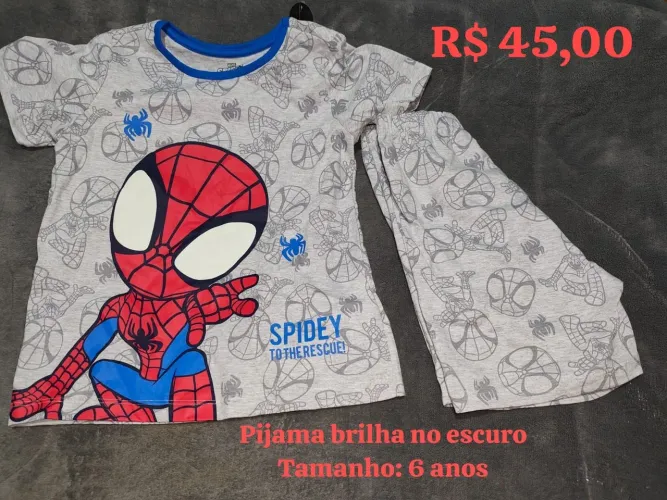 Roupas de crianças novas 