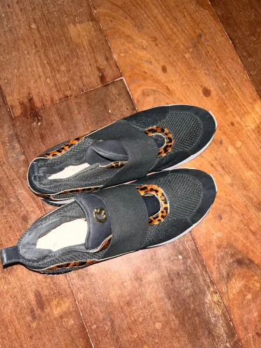 tênis preto de oncinha carmen steffens