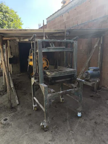 Vende-se Máquina de Fazer Blocos de Concreto.<br>