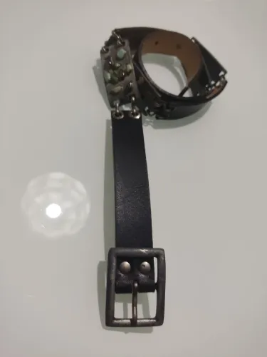 Cinto de couro preto com pedrarias