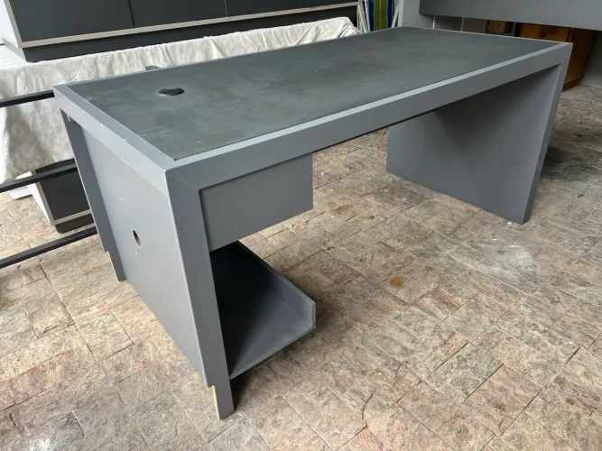 Mesa de Escritório Espaçosa e Moderna com Superfície em Couro - Entrego!