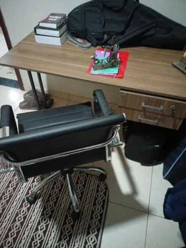 Vendo mesa de escritório com duas gavetas e cadeira giratória cromada de corvim