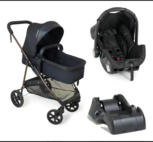 Carrinho bebê e bebê conforto com base.