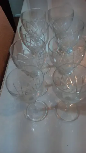 6 taças grandes e 2 menores. Cristal puro.