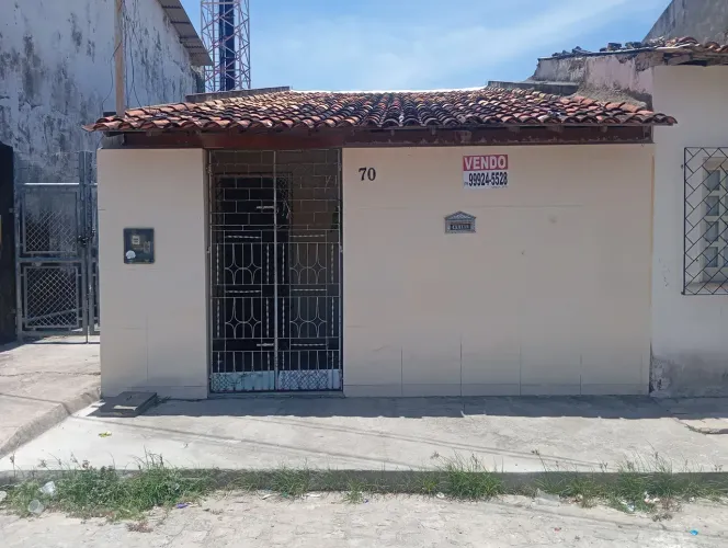 Casa 2/4 no bairro São Conrado a 50 m da Avenida Principal.