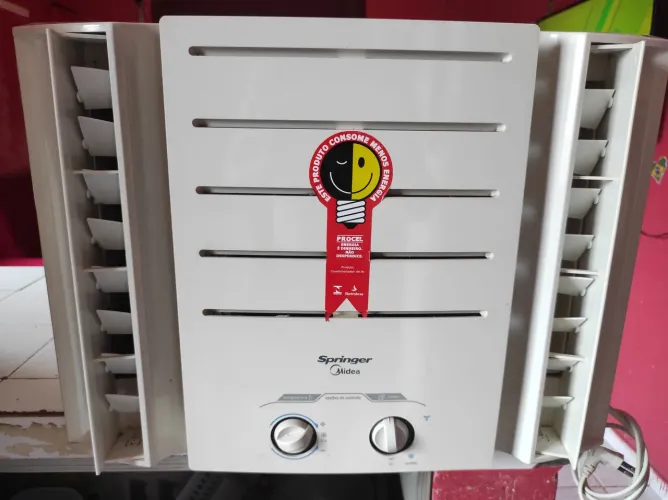Ar-condicionado Springer 220v, higienizado, novo. Não fazemos entrega.