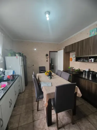 Casa térrea com 2 dormitórios e quintal nos fundos no Jd Pérola em Santa Barbara