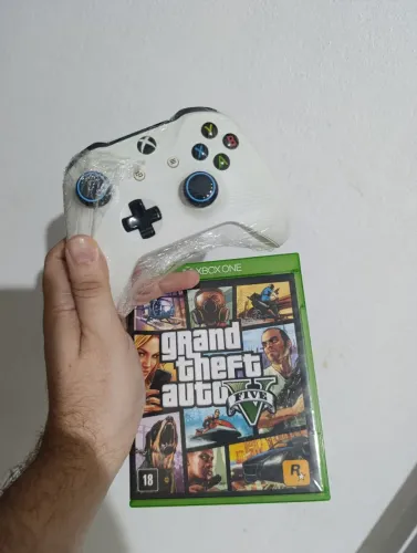 Controle Xbox one s mais jogo GTA V