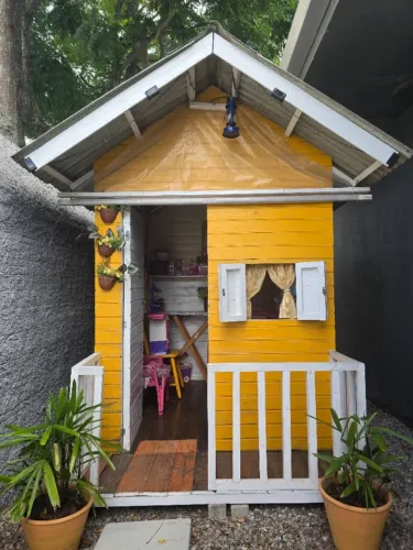 Casinha de Boneca de jardim em madeira Amarela
