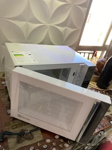 Microondas 23 L Electrolux seminovo usado apenas 5 meses , comprei novo na loja 