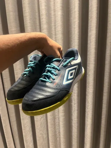 Vende-se Tênis de Futsal semi-novo