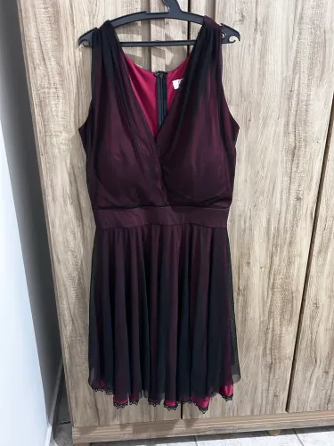 Vestido preto e vinho