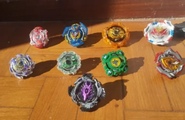 LOT DE BEYBLADE BURST AUTÊMNTICO TAKARA TOMY (VENDO SEPARDO TAMBÉM)