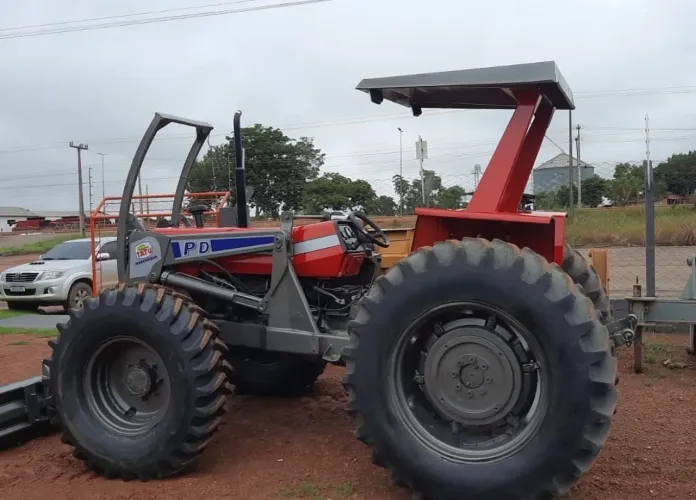 TRATOR AGRÍCOLA