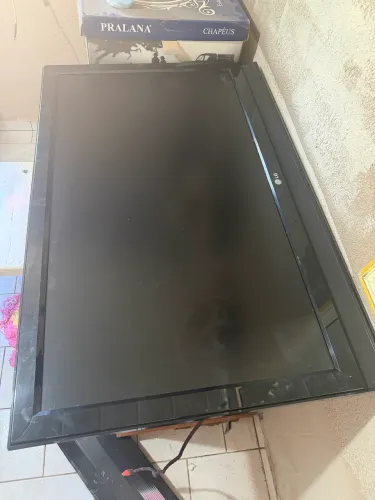 TV LG 42 polegadas, modelo 42LC4R