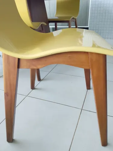 Vendo 6 cadeiras em madeira maciça com assento e encosto na cor amarela.