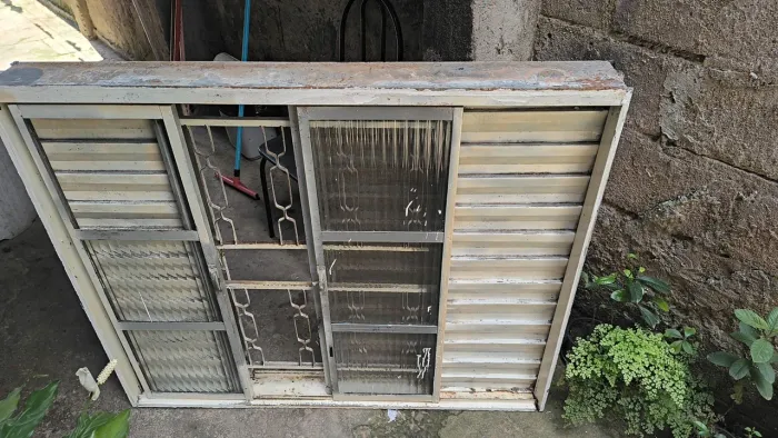 Vende -se 2 janelas de ferro 1.20 ×100 p 150