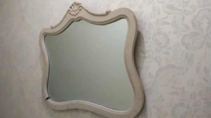 Espelho provençal vintage antigo, elegante e conservado. R$ 1.000