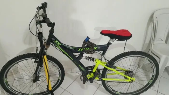 Vendo bicicleta semi nova pouquinho usada , pneus novos