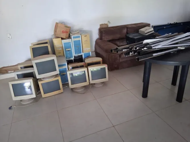 09 CPU's, 13 monitores e 12 luminárias, para retirada de peças