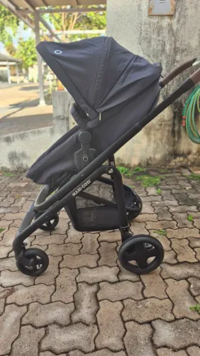 Carrinho de bebê MAXI COSI LILA CP², Essential Graphite Brown, Chassi Preto.