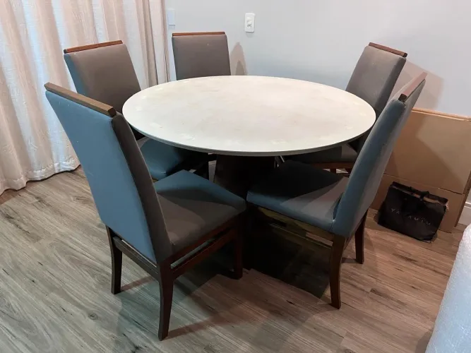Mesa com 6 cadeiras