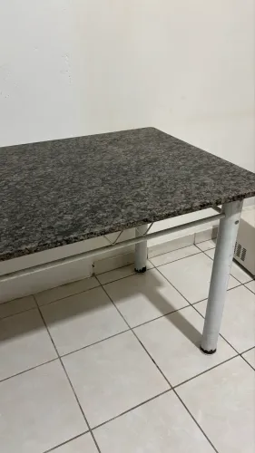 Vendo Mesa com tampo de granito e pés de ferro