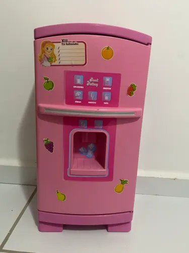 Fogão e geladeira de brinquedo