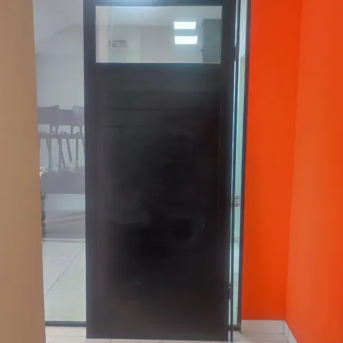 PORTA DE ALUMÍNIO VAI E VEM PRETA