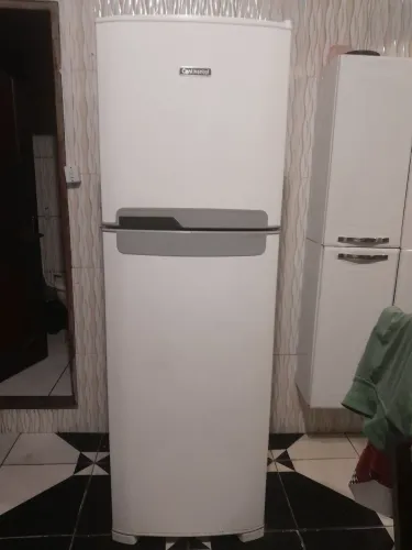 QUERO VENDER UMA GELADEIRA SEMINOVA CONTINENTAL DUAS PORTAS