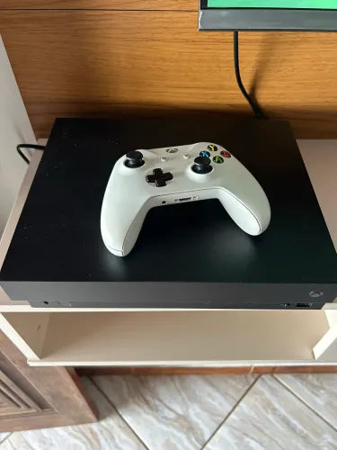 XBOX ONE X CONSERVADÍSSIMO