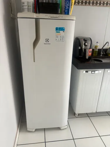 Vendo Geladeira Electrolux 240L Degelo Prático