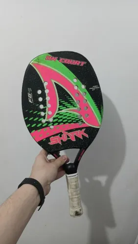 Raquete beach tennis shark on court