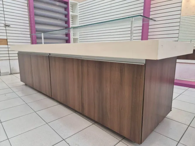 Balcão comercial expositor de centro grande para loja.