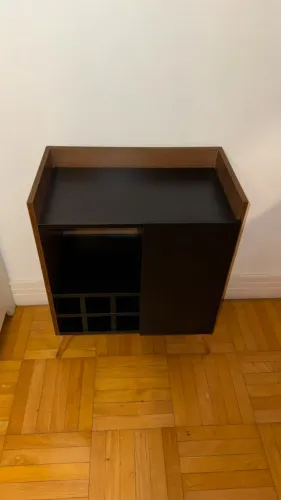 Móvel Bar / Adega Compacta - Estilo Retrô com Nichos para Vinhos