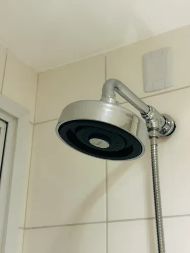 Chuveiro cromado gás elétrico com chuveirinho flexível