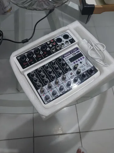 Mesa de som 4 canais nova