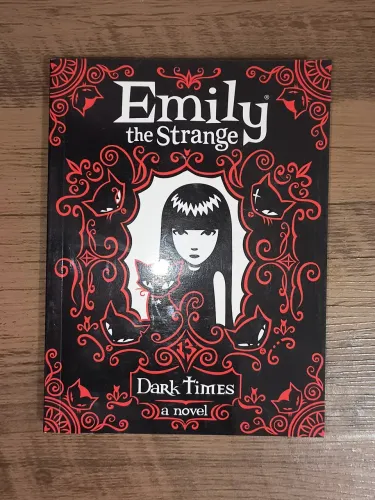 Livro Emily the strange: dark times