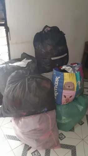 Vendo oito sacos de roupas desapego