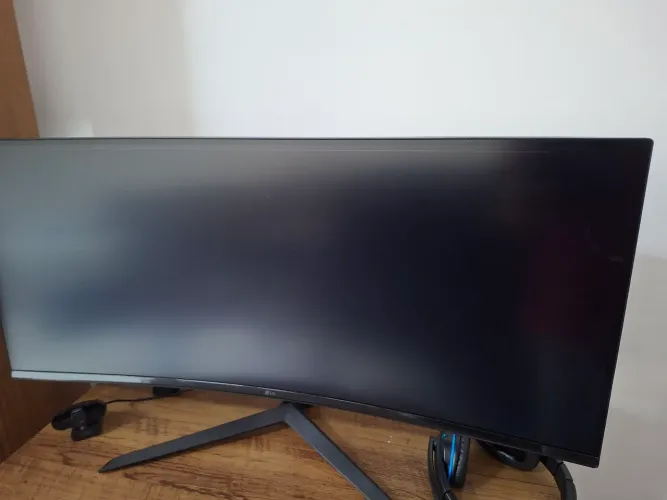 Monitor LG UltraGear Curvo 34 polegadas 34GP63A-B (com tela quebrada)