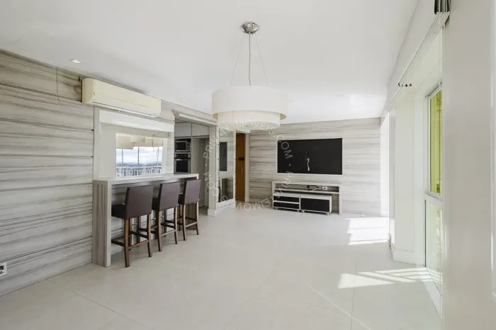 Apartamento semimobiliado para alugar no Jardim Europa com 2 quartos (2 suítes)
