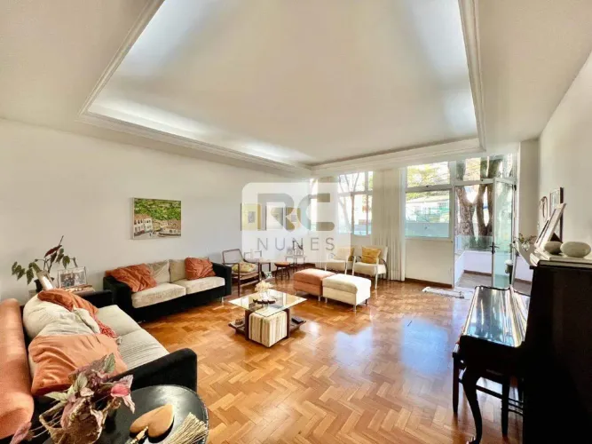 Casa à venda em Belo Horizonte - Serra, Centro-Sul | Financiamento Aceito