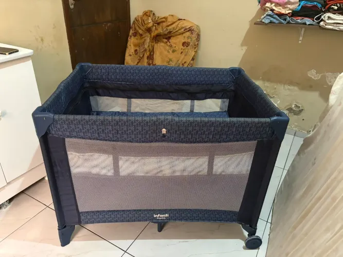 Berço portátil chiqueirinho em perfeito estado, acompanha o mosqueteiro e o colchão.