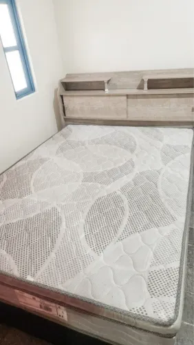 OPORTUNIDADE: Cama de Casal Completa (Cabeceira Multifuncional + Colchão) - Seminova!
