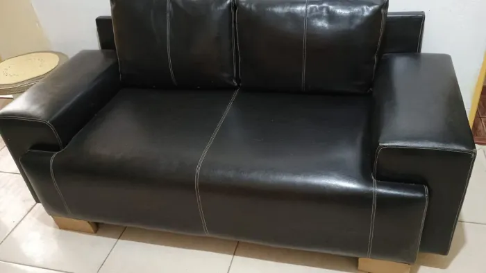 Sofá de couro sintético 2 lugares