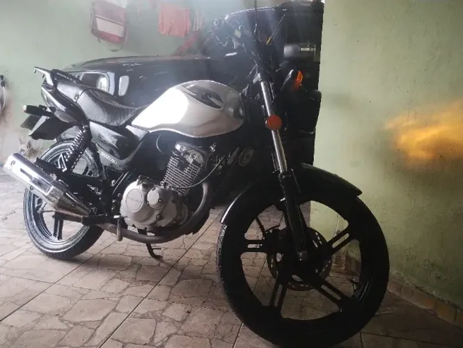 Moto de família Suzuki YES