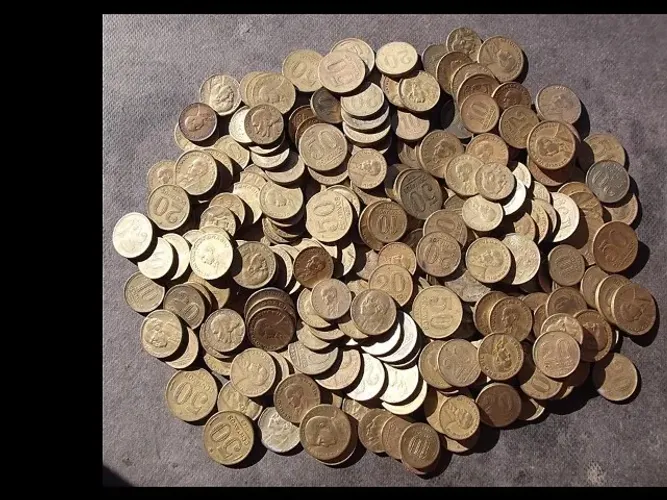 1 quilo de moedas amarelas pequenas.